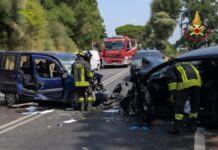 Incidente a Roma, scontro fra due auto in via Appia: un morto e due feriti