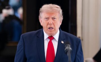 Iran, Trump ‘guardiano’ di Hormuz: tycoon tra rimborsi, blocco navale e terza ondata di raid