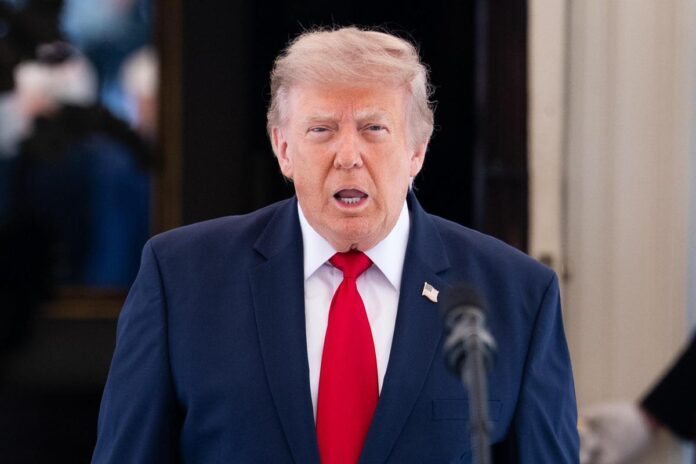 Iran, Trump ‘guardiano’ di Hormuz: tycoon tra rimborsi, blocco navale e terza ondata di raid