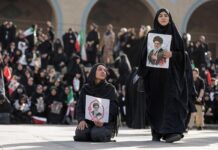 Iran-Usa, colloqui in pausa per i funerali di Khamenei: attese milioni di persone