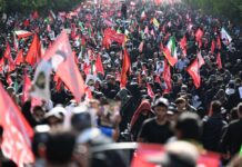 Iran, iniziata a Teheran processione per funerali di Khamenei