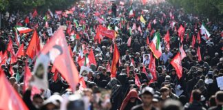 Iran, iniziata a Teheran processione per funerali di Khamenei