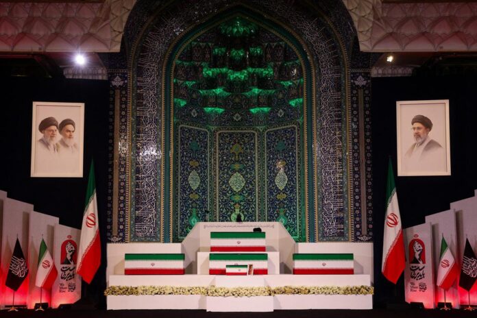 Iran, la bara di Khamenei esposta nella Grande Moschea: funerali da domani