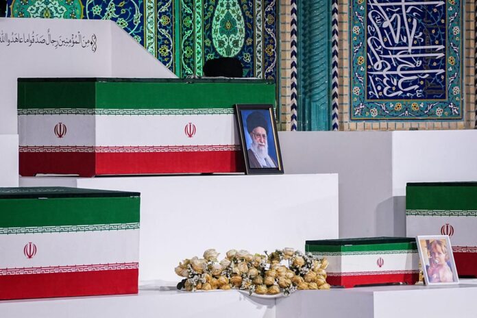 Iran, preghiera funebre per Khamenei: ci sono tre figli ma non Mojtaba