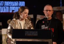 Israele ricorda il 7/10, padre dell’ostaggio Emily Hand: :”Mille giorni? A volte sembra ancora ieri”