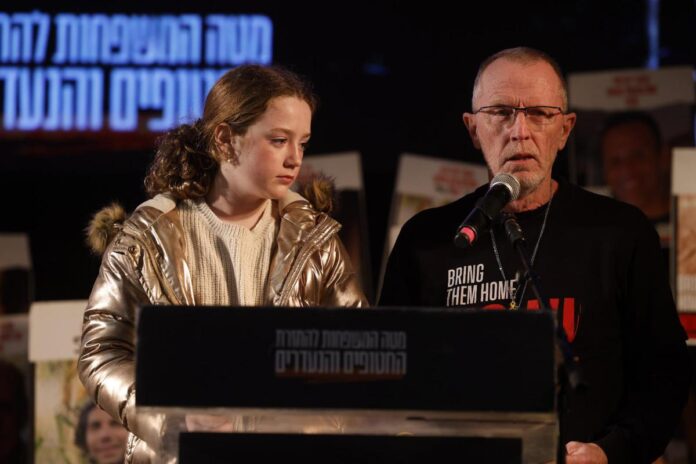 Israele ricorda il 7/10, padre dell’ostaggio Emily Hand: :”Mille giorni? A volte sembra ancora ieri”