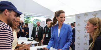 Kate Middleton a Wimbledon, a sorpresa la principessa vende i biglietti agli spettatori in fila
