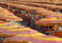 Latina, apre il costume a un bimbo e lo palpeggia in spiaggia: arrestato 79enne