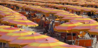Latina, apre il costume a un bimbo e lo palpeggia in spiaggia: arrestato 79enne