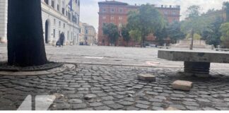 Lite tra stranieri a Trastevere finisce a sassate, pietra sfonda finestra: in casa una mamma con un bambino