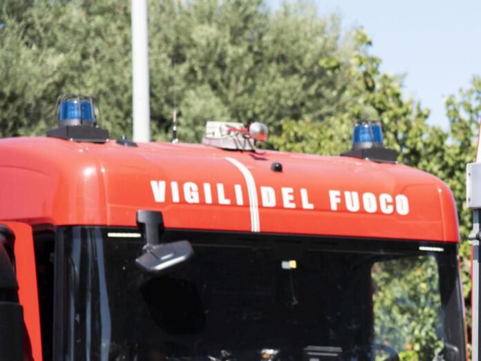 Lodi, auto avvolta dalle fiamme: trovata una persona morta all’interno