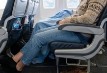 Lunghi viaggi in aereo? Guai a togliere le scarpe: i consigli anti trombosi