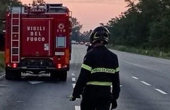 Matera, tir sfonda le barriere e precipita da cavalcavia: morto camionista 50enne