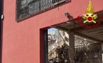 Messina, crolla edificio: vigili del fuoco cercano sei dispersi tra le macerie