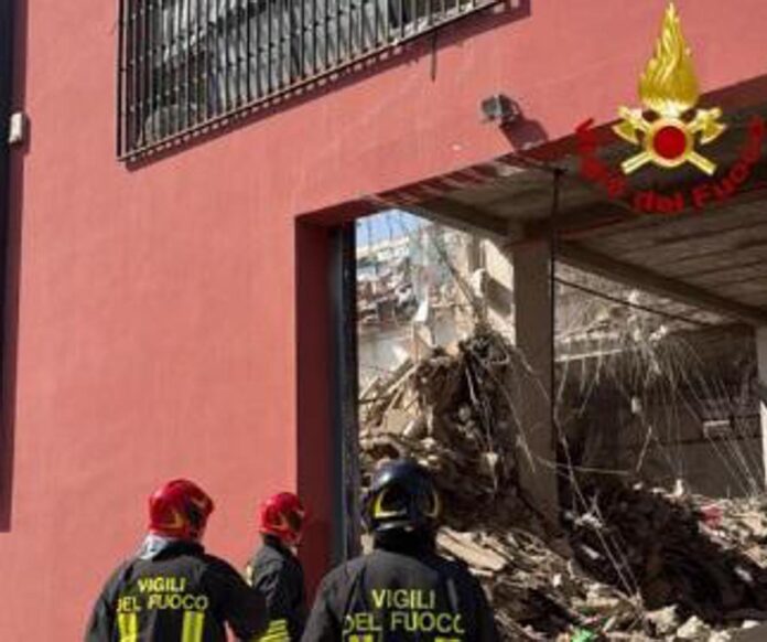Messina, crolla edificio: vigili del fuoco cercano sei dispersi tra le macerie