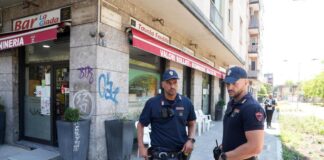 Milano, 55enne accoltellato fuori da un bar. L’aggressore: “Divertente, appena esco lo rifaccio”