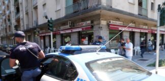 Milano, aggressione in strada e 20 coltellate a uno sconosciuto: bloccato dai clienti del bar