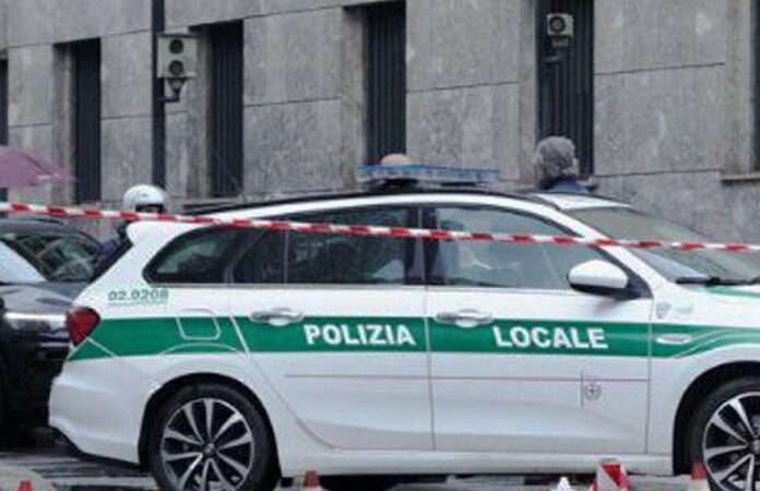 Milano, ciclista travolta e uccisa: camionista denunciato per omicidio stradale