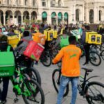 Milano ferma i rider nelle ore roventi: “Ma noi restiamo senza reddito”