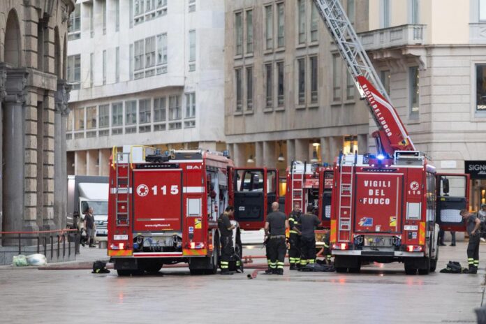 Milano, incendio in un palazzo vicino Rinascente in piazza Duomo: alta nube di fumo