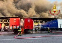 Milano, incendio nel capannone e esplodono furgoni: città ‘avvolta’ dal fumo