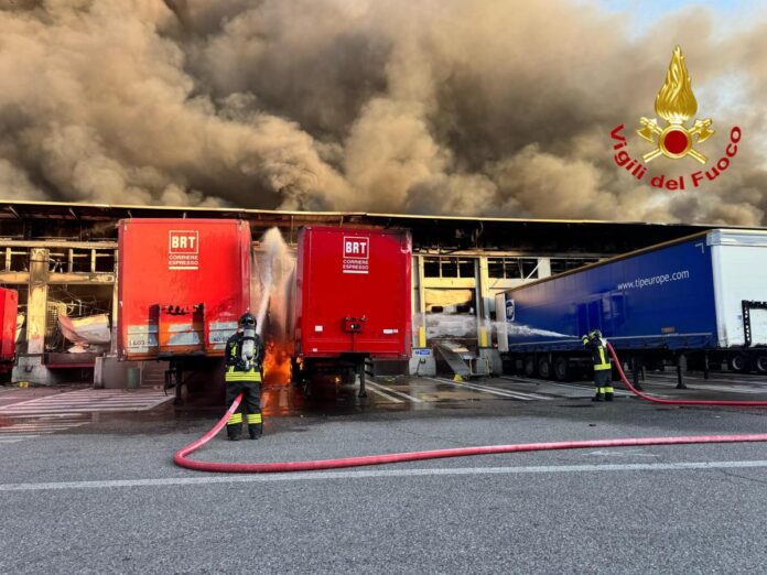 Milano, incendio nel capannone e esplodono furgoni: città ‘avvolta’ dal fumo