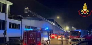 Milano, spento incendio a deposito Bartolini. Vigili del fuoco: “Nessun ferito”