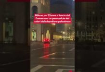 Milano, un 32enne si lancia dal Duomo con un paracadute dai colori della bandiera palestinese