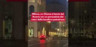 Milano, un 32enne si lancia dal Duomo con un paracadute dai colori della bandiera palestinese