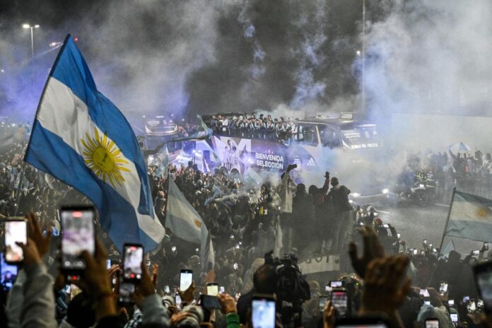 Mondiali, l’Argentina rientra a Buenos Aires senza festa e senza Messi dopo il ko in finale