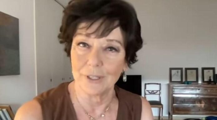 Monica Guerritore, la confessione: “Ho finito oggi la chemio, l’amore è tutto in questi momenti”