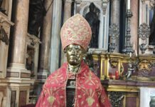 Napoli, ruba copricapo dalla statua di San Gennaro: rincorso e arrestato