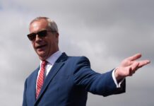 Nigel Farage: “Mi dimetto da deputato e mi candido alle suppletive a Clacton”