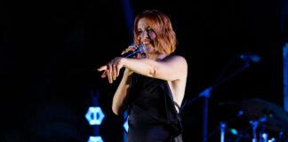 Noemi, paura durante concerto: cade dal palco e finisce in ospedale