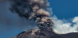 Nube di cenere sull’Etna, all’aeroporto di Catania sospese le attività di volo