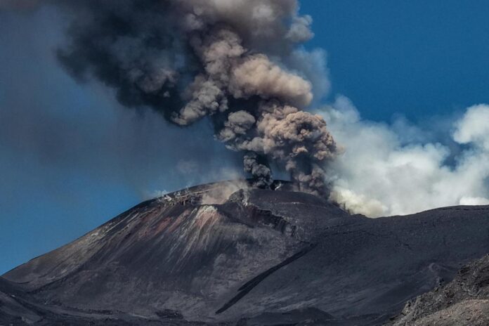 Nube di cenere sull’Etna, all’aeroporto di Catania sospese le attività di volo