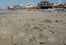Ostia, si tuffa dal pontile e sbatte la testa: morto un ragazzo