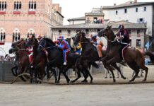 Palio di Siena, oggi la corsa dopo il rinvio: tutte le tappe della giornata, dalla pista alla ‘conchiglia’
