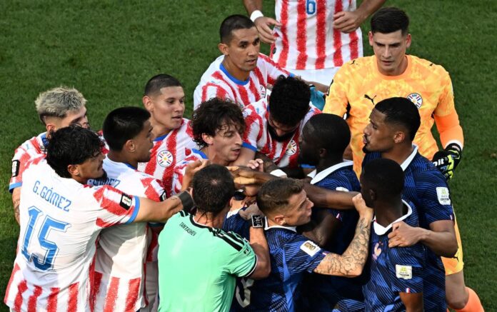 Paraguay-Francia, rissa in campo e Mbappé chiede un rosso