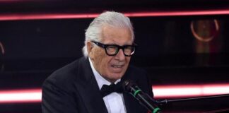 Peppino di Capri, il lungo applauso all’inizio dei funerali: tra i presenti anche De Laurentiis