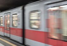 Ragazza sfregiata in metro a Milano, pm chiede carcere per 27enne