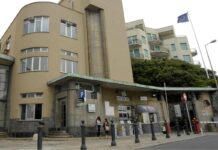 Ragazzina risucchiata dal bocchettone di una piscina, è grave