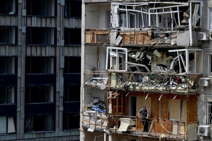 Raid russi sull’Ucraina, Zelensky: “A Sumy bombe aeree guidate contro civili”