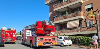 Roma, incendio a via Chiusdino: quattro persone in ospedale dopo aver inalato fumo