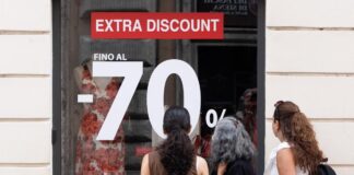 Saldi estivi al via, ribassi in tutta Italia ma il caro-vita frena lo shopping