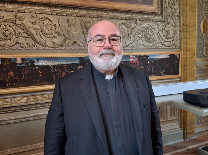 Salute, Angelelli (Cei): “Social e Ai comportano rischio danni mentali per i giovani”