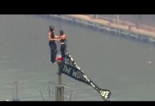 Scalano l’Empire State Building con uno striscione: “Quando il potere dell’amore batte l’amore per