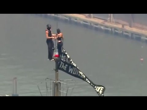 Scalano l’Empire State Building con uno striscione: “Quando il potere dell’amore batte l’amore per