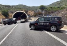 Scontro con due auto in fiamme nel Cagliaritano, un morto e nove feriti