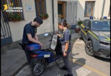 Sequestrati in tutta Italia migliaia di scooter illegali: venivano venduti come bici elettriche